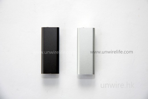 由相片可見，全新 iPod Shuffle 採用鋁合金設計，輕巧細部之餘夠「硬淨」。暫時第一批只有黑、銀兩色供選擇，兩者均為 4GB 容量。