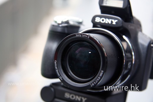 HX1 首次引入 Sony 用於單反的 G 鏡頭，令影像質素有一定保證。加上可拍攝 28mm 廣角，不但能拍攝遠距離物件，拍攝大合照亦沒有問題。