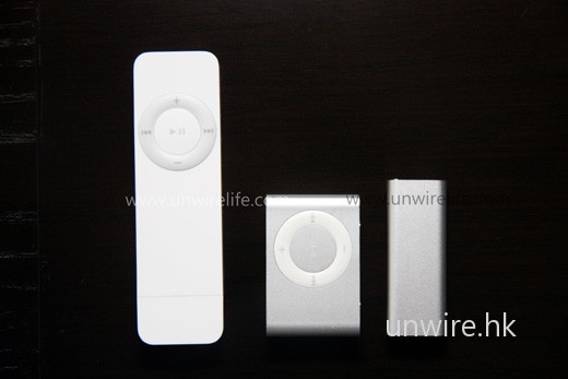 三代 iPod Shuffle「排排企」，可見最新機款比第一代細小了接近 1/4，而且配備衣夾，外攜無需一定掛在頸上夠方便！