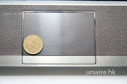 TouchPad 面積十分大，甚至大至可放下 8 隻五毛硬幣！操控感覺簡直與一般手提電腦無異。