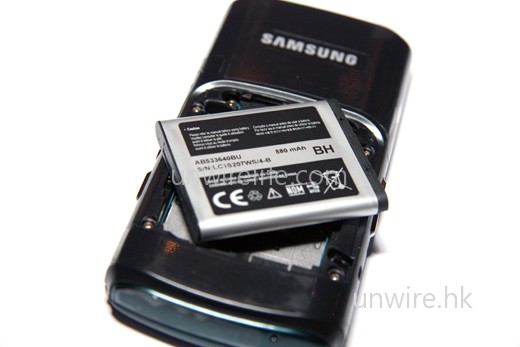 電池容量為 880mAh，以一般 feature phone 而言已頗夠用。