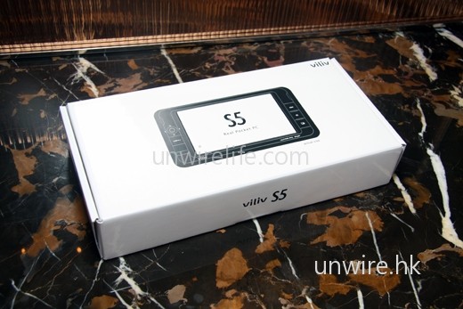再看一下白色的包裝盒，盒面還有實物原大的 S5 相片呢！