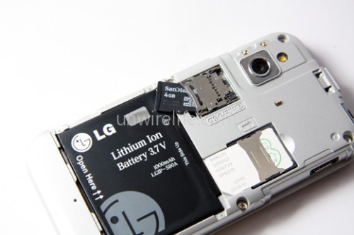 採用 microSD 存儲卡，而且最高支援 32GB，加上內建的 8GB 記憶體，不愁電影音樂沒位放。