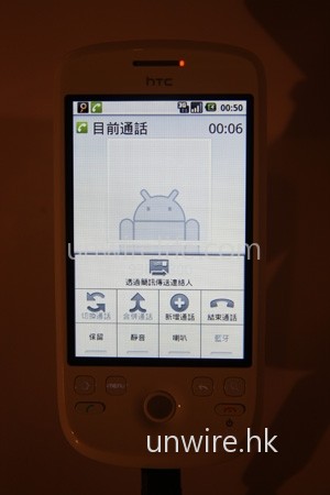 手機通話效果十分清晰，果然「遺傳」了 HTC 的優良傳統。另外有來電時，用家按下 Menu 鍵，也可選擇拒絕來電、合併通話、新增通話、結束通話、保留、靜音、喇叭及藍牙，功能上與一般手機相若。