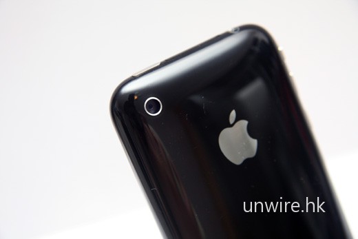 硬件規格的最大改動，便是鏡頭像素升級為 320 萬，而且加入觸控對焦及加入錄影功能，不過單從鏡頭外表，卻一點也看不出來。