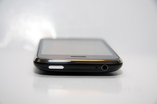 機頂同樣是開關鍵及 3.5mm 耳機端子。