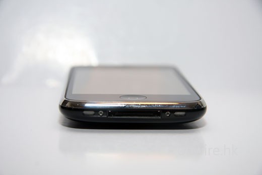 機底採用的 USB 端子仍然是 iPhone 的專用介面；立體聲喇叭亦是位於機底。