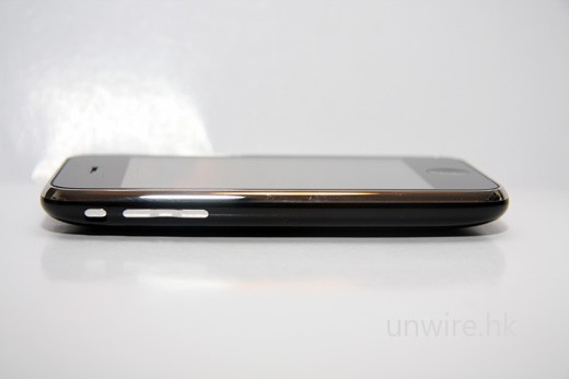 機身左側則同樣是震機／鈴聲切換鍵及音量調節鍵。