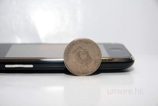 至於機身厚度，則大約是五元硬幣直徑的一半左右，不算太厚。