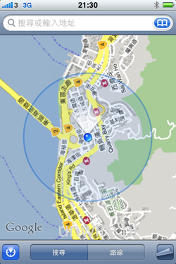 在已開啟 GPS 定位的情況下，再按一下左下角的定位按鍵，便可同時啟動方位顯示定位介面，而北方位會長時間以白色 spotlight 模式顯示。