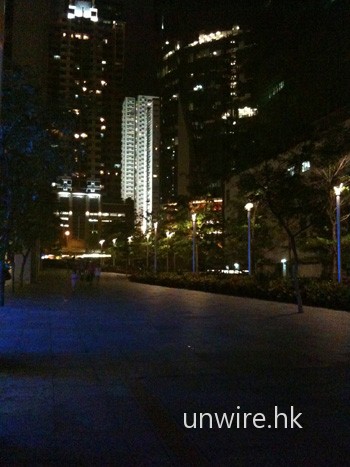 拍攝夜景方面，雜訊多是可預料的了，但難得的是即使手持進行拍攝，也算頗為清晰，值得一讚。