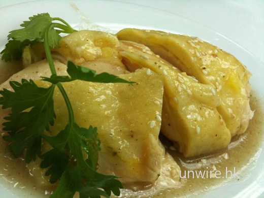 以 iPhone 3GS 在正常日光下拍攝食物，可見色溫準確，而且細緻度確比上代好得多呢！