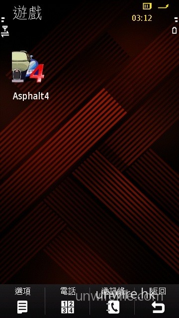內建遊戲不多，但這款 Asphalt 4 賽車遊戲因為應用了體感操控，所以玩起來也十分刺激，而且極具挑戰性呢！