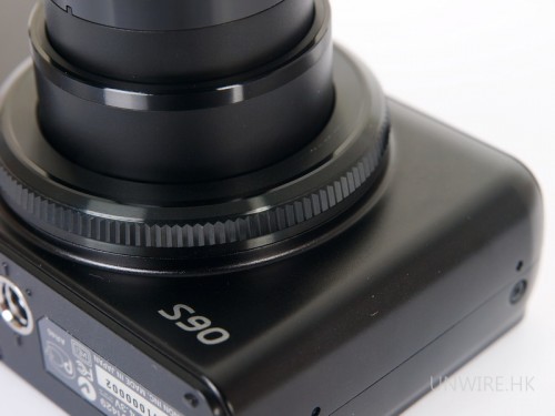 鏡頭外圍的快速控制環，是Powershot S90最有創意的賣點。 