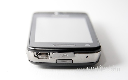 近日的 Samsung 手機十分流行採用 micro USB 端子，Pixon12 亦不例外，端子位於機頂，旁邊的便是電池蓋開啟按鈕。