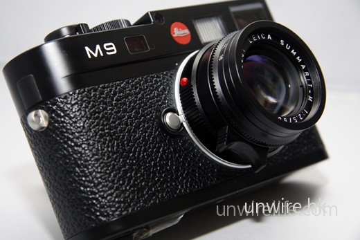 M9 與 M8 同樣採用兩件式金屬組合設計，基本上主要機械及數碼元件都是放進一件頭式的金屬框架內。