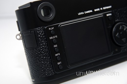按鍵設計簡約，最常用的 Play、Delete、ISO、INFO 按鈕全部放置在機背左邊。