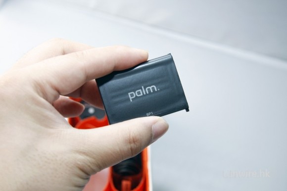 然後再來便是 palm pre 的充電池（當然也印有 palm 品牌圖示了）。