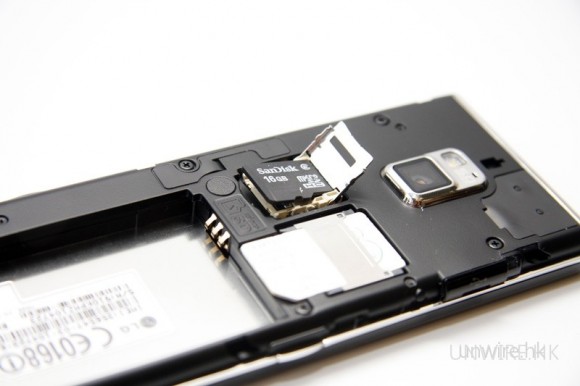 打開電池蓋，便可看到 microSD 記憶卡槽，筆者嘗試過，16GB microSDHC 也能成功讀取。