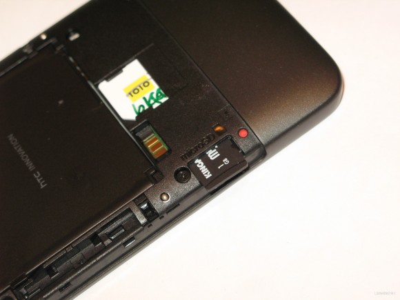 拆下機底外殼才可更換 microSD 記憶卡。