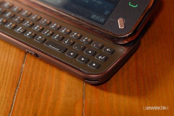 N97 mini繼續採用三行的QWERTY鍵盤。