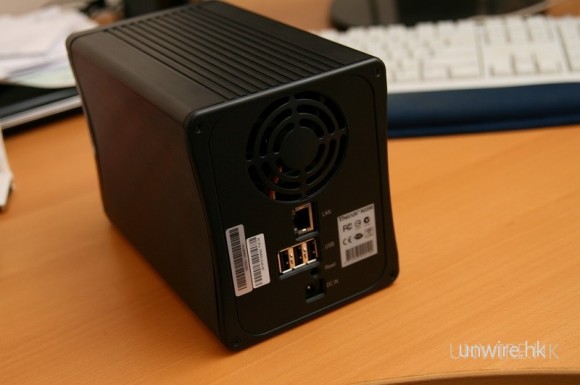 後方提供 3 個USB 介面，可以外接多部硬碟。