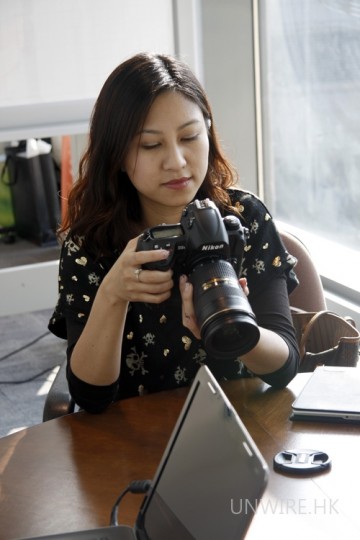 網友試玩實況一：原來女士對專業相機也有興趣呢！