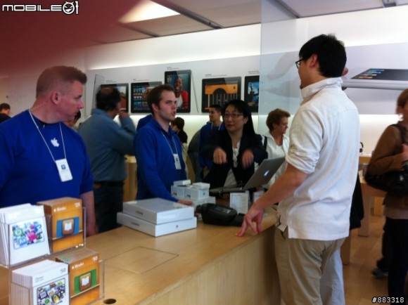 網友撞正! HTC董事長到 Apple Retail Store 掃 iPad 及 MBA