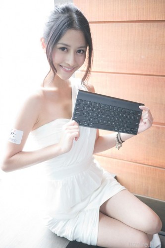 Logitech x Allie Chan 寫真集