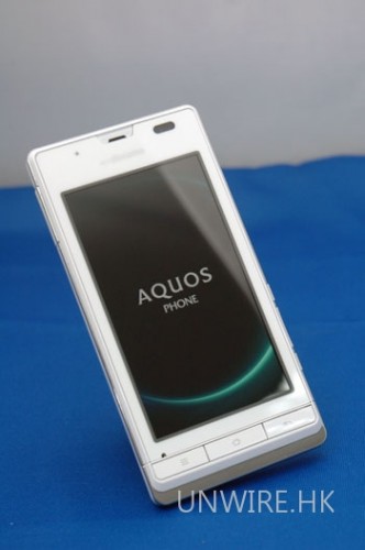 防潑水 + 防塵 + 無線充電 – SHARP AQUOS PHONE SH-13C