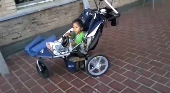 遙控 BB 車可以讓小朋友一嘗駕駛的樂趣