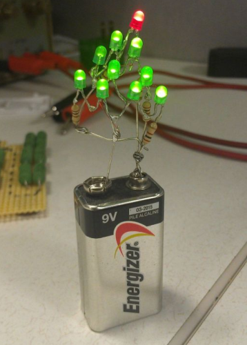 用 9-volt 方電自製小型聖誕樹