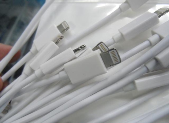 美海關打假！500 萬假 Lightning 線被銷毀