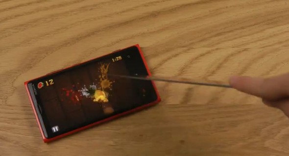 Lumia 920 屏幕超靈敏！用真刀也可以玩《切水果》遊戲