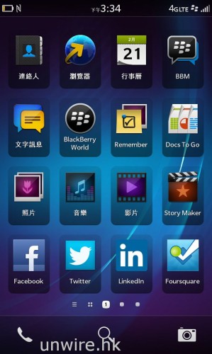 BlackBerry 10 OS 的操控介面，與 iPhone 一樣也是將所有程式捷徑全部放在桌面，方便用家啟動。