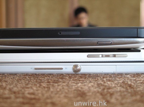 至於厚度方面，從這張相片看來其實 4 機也差不多，相中從頂至底分別是 Apple iPhone 5、Samsung GS3、BlackBerry Z10 及 Sony Xperia Z。