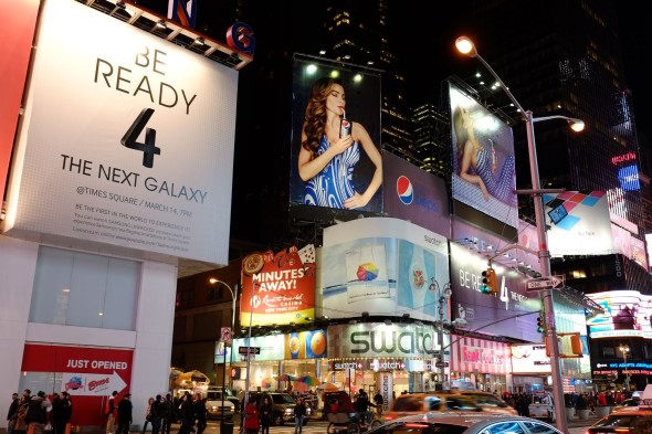 LG、Samsung 決戰紐約！LG 以廣告為 GS IV「贈興」