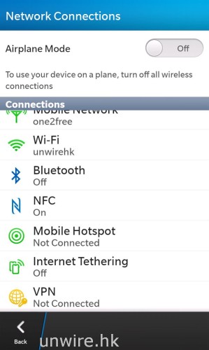 無線網絡連接方面，Wi-Fi、藍牙、NFC 應有盡有，比較有趣的是網絡共享功能方面，它分開 Mobile Hotspot 及 Internet Tethering 兩項，前者可以讓最多 5 部裝置以 Wi-Fi 接駁 Z10 並分享 Z10 的 4G 網絡一齊上網；而後者就是用家可以透過 USB 連接線或藍牙接駁電腦裝置，讓電腦可以透過 Z10 的網絡上網。（不過說實在話，小編覺得是有點多餘的，為何不用一個介面就能完全設定這兩項功能呢？唉。。。）