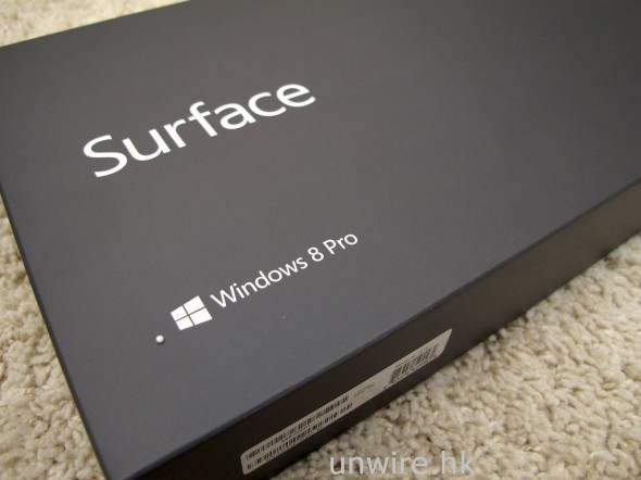 小編手上的是 Surface Pro，有別於早前已在港推出行貨，採用 Windows RT 作業系統的 Surface，它是採用 Windows 8 Pro 作業系統的，亦即是傳統應用在電腦的 x86 完全版 OS。