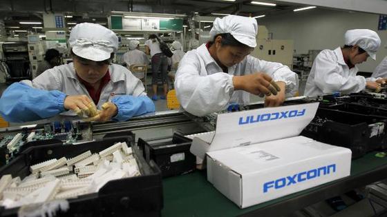 739712-foxconn-factory-workers.jpg