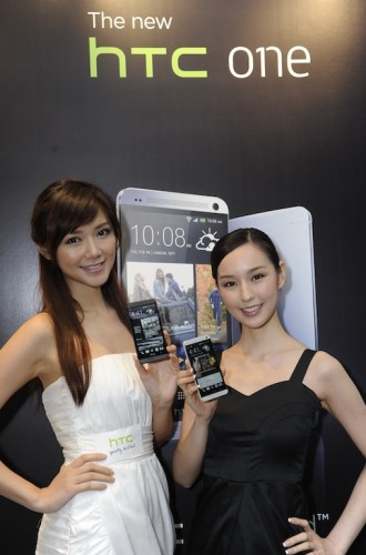 Elva and Sabina with The new HTC One_1