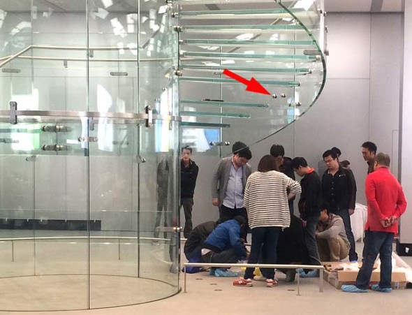 落地開花！上海 Apple Store 旋轉玻璃梯爆裂