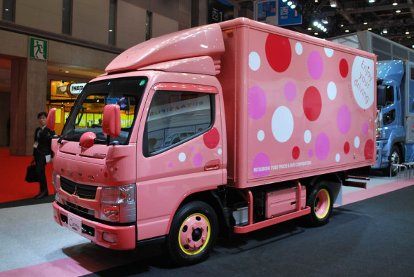 日本展示粉紅 Fuso Canter 貨車 吸引女性司機