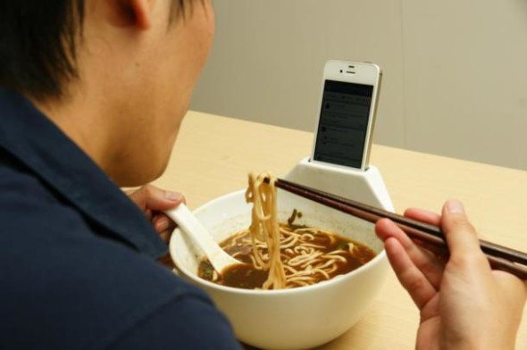 【舊文重溫】超方便！可讓你雙手吃飯的 iPhone 飯碗