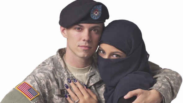 美軍擁抱伊斯蘭女子廣告被拒絕刊登