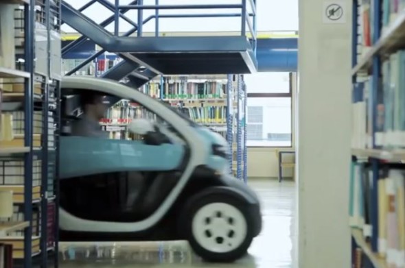 硬銷靜音電動車  Renault 圖書館內揸車兜風