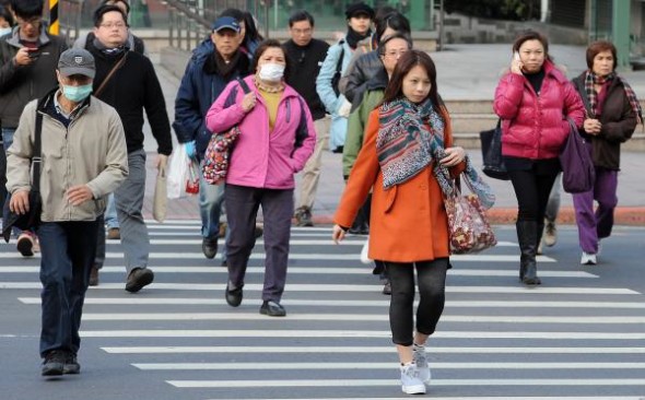 低頭族小心！台灣考慮向邊過馬路邊用手機的行人罰款