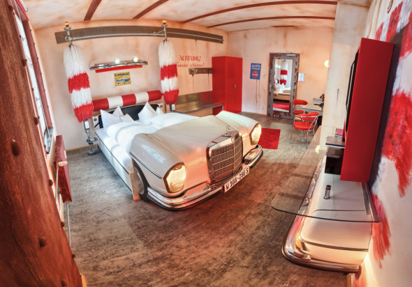 V8Hotel - Themenzimmer Waschanlage, CarWash. V8 HOTEL - MOTORWORLD Region Stuttgart auf dem Flugfeld Boeblingen.