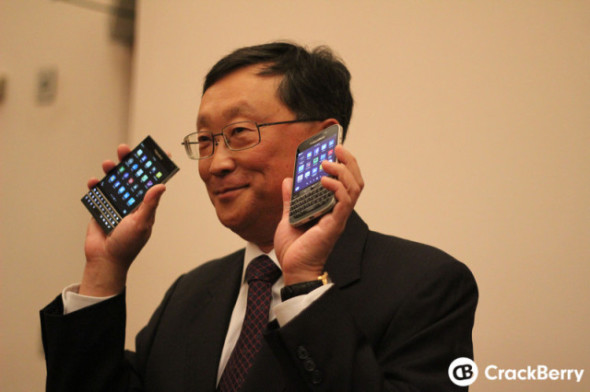 BlackBerry CEO 展示兩部 QWERTY 手機  年底前推出