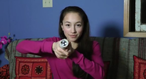 身體發電！16 歲少女發明神奇體熱電筒